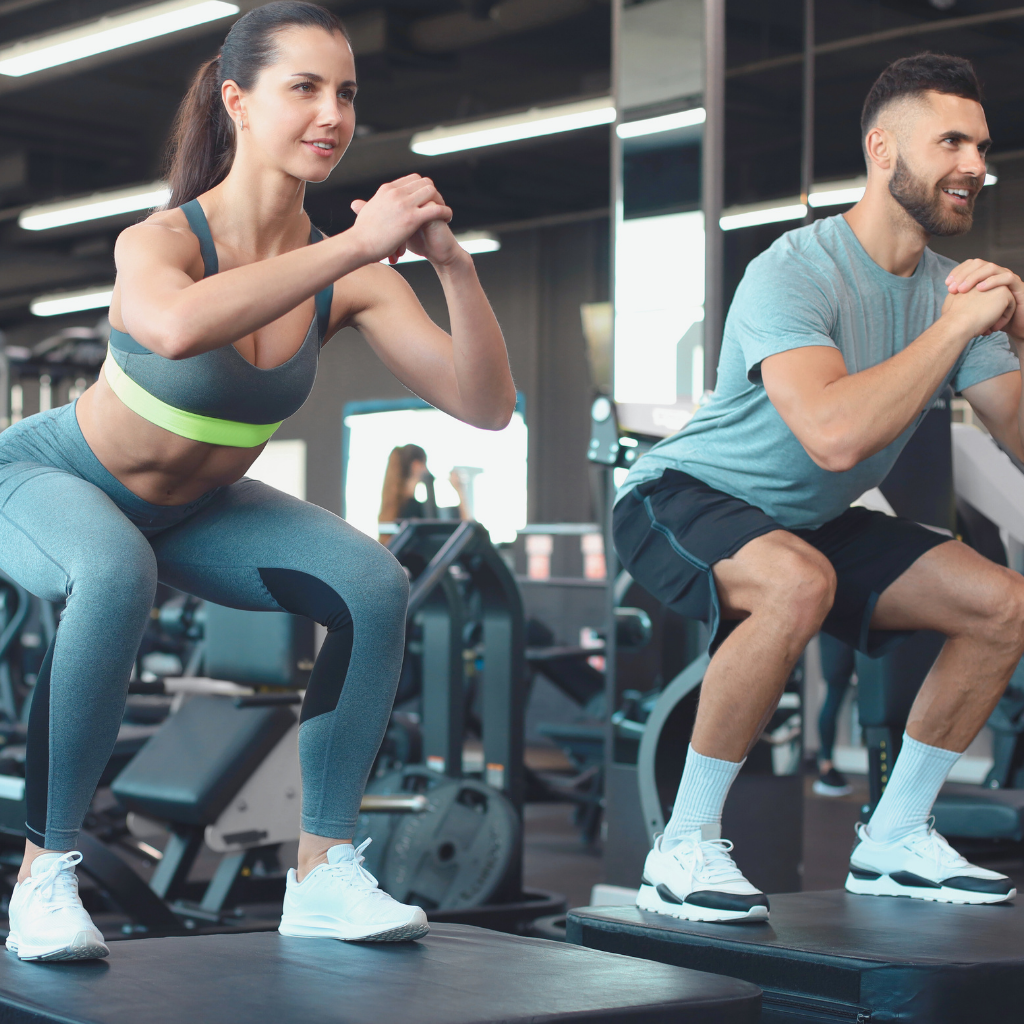 Zwei Erwachsene beim Training im Fitnessstudio